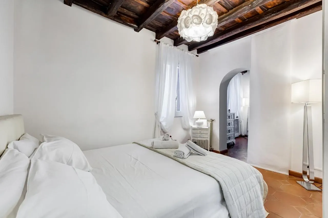 White Coronari Apartment Roma