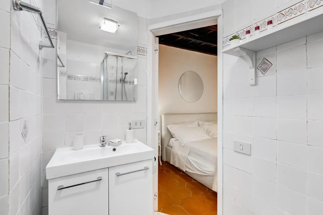 White Coronari Apartment Roma