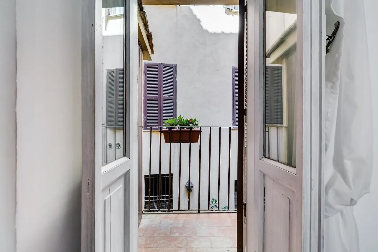 White Coronari Apartment Roma