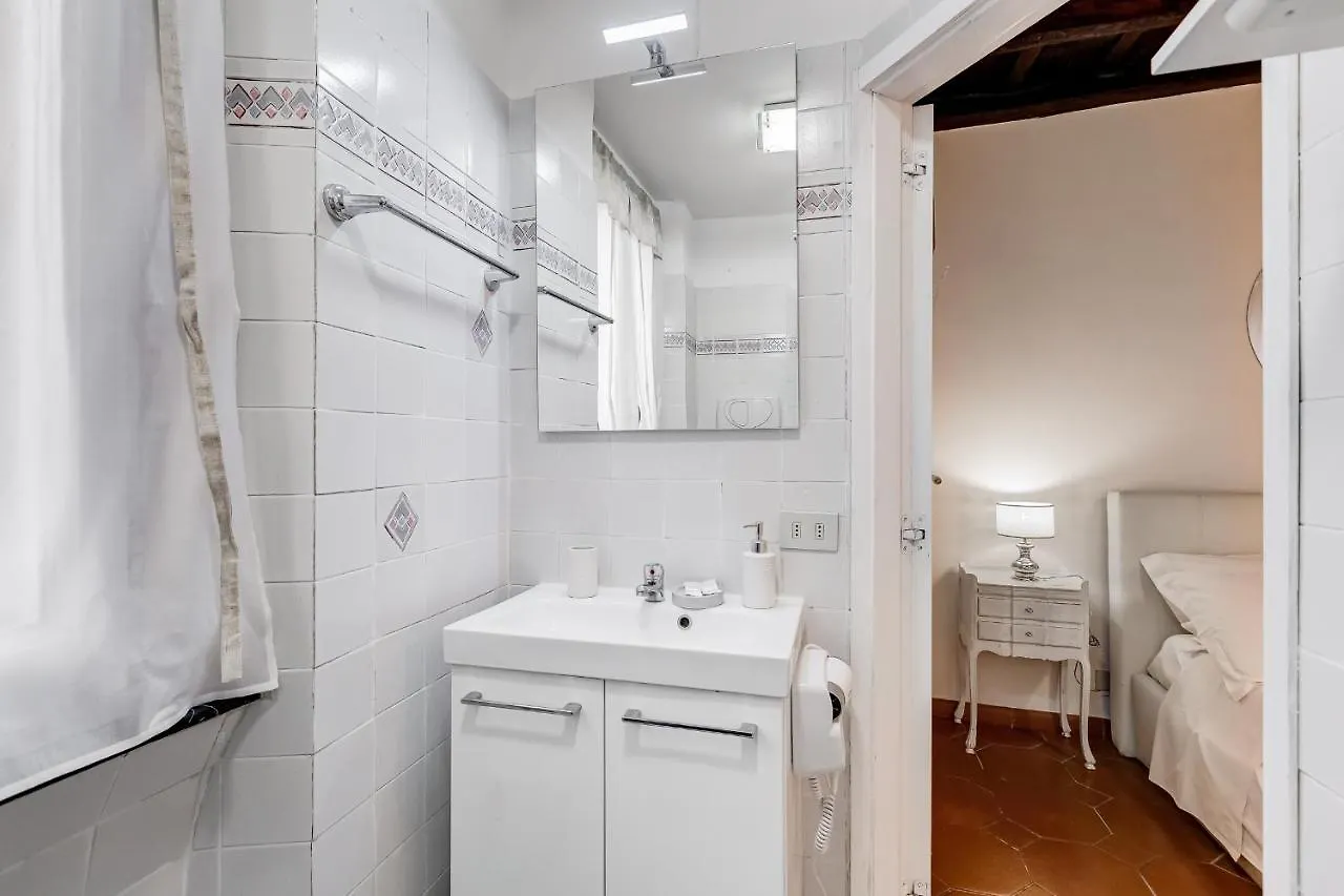 White Coronari Apartment Rome